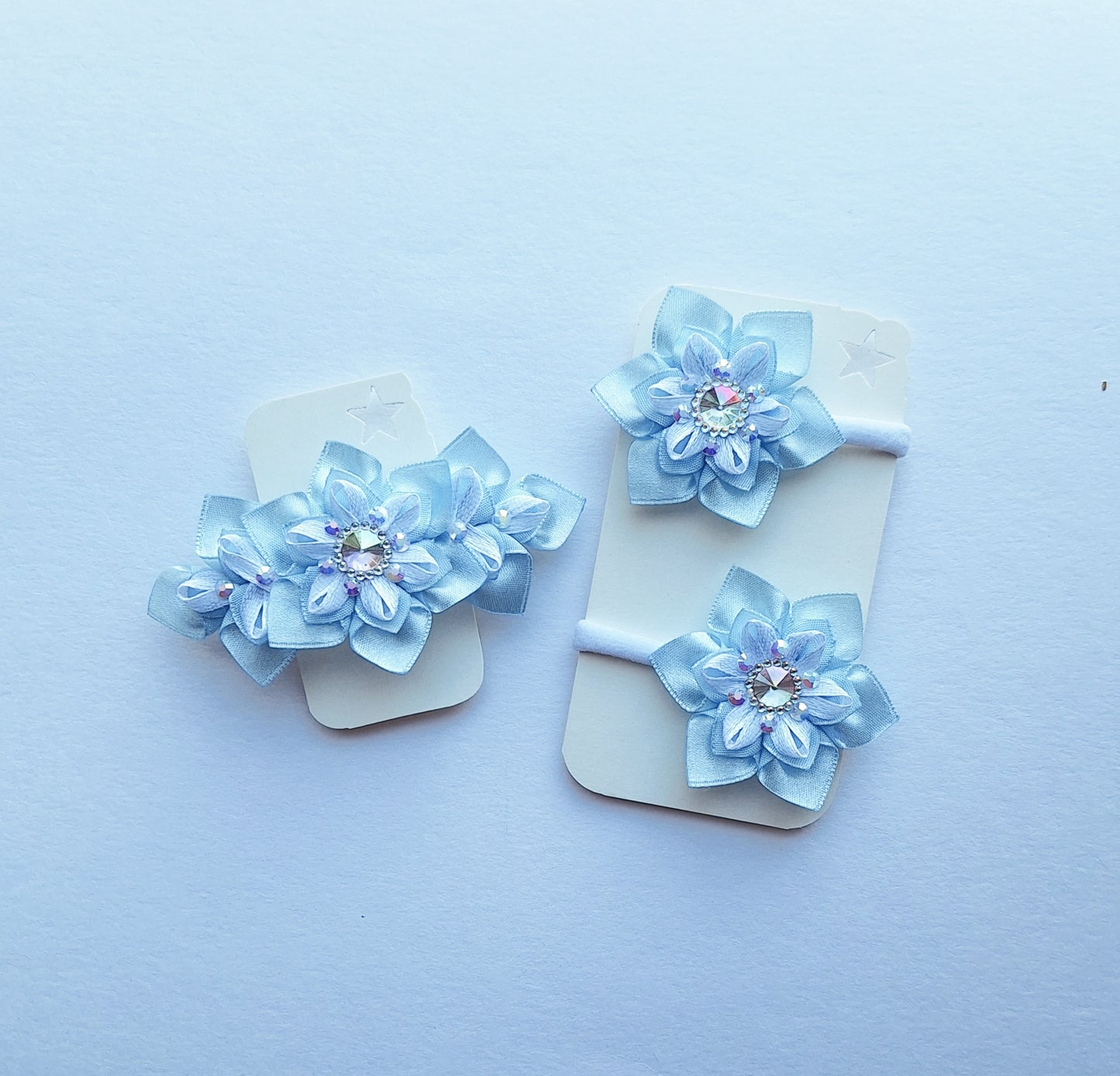 Sagė ir gumytės į plaukus.