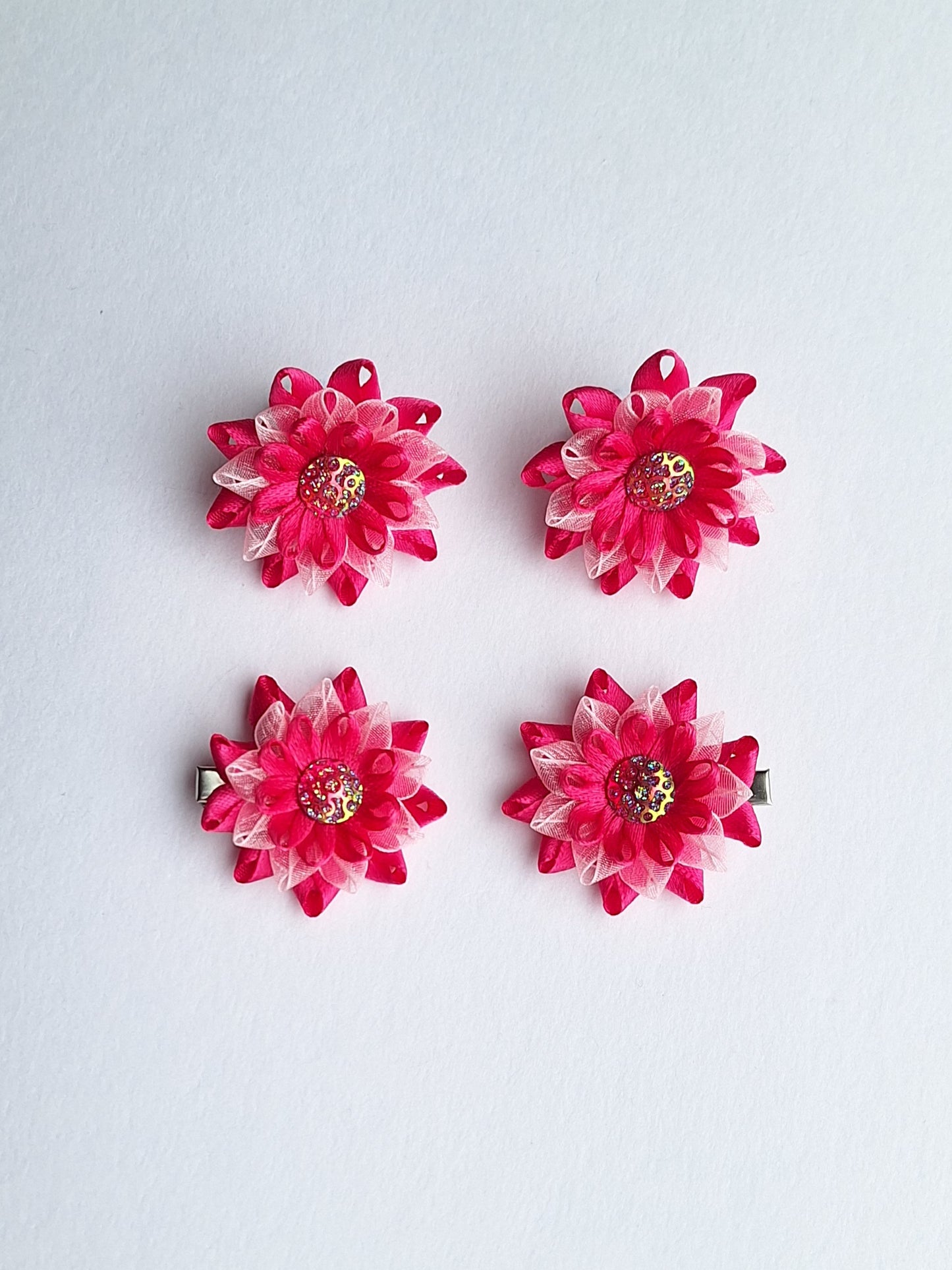 Sagučiai ir gumytės į plaukus.