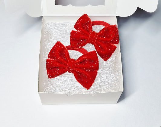 Raudoni kaspinai - gumytės.