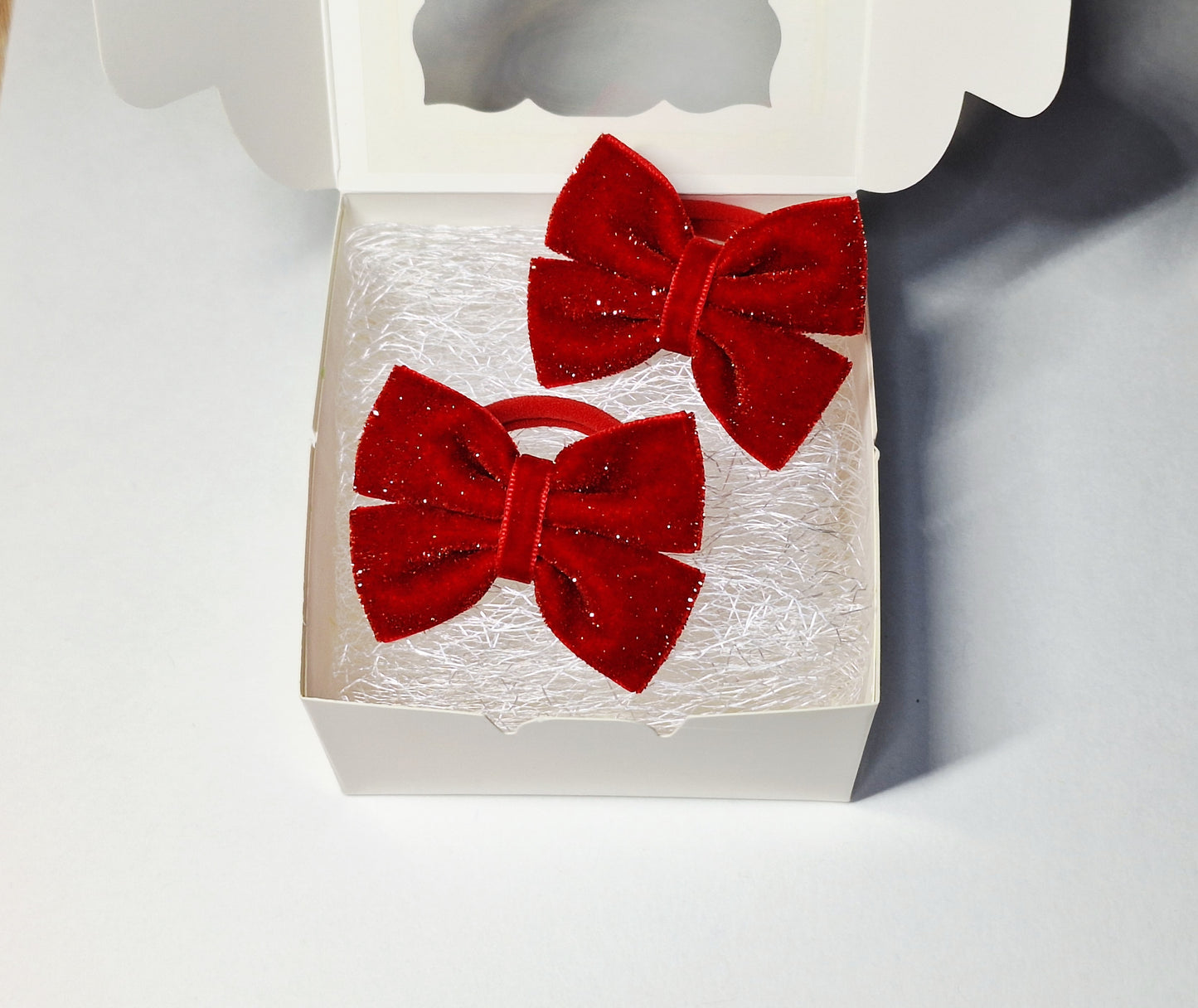 Raudoni kaspinai  - gumytės